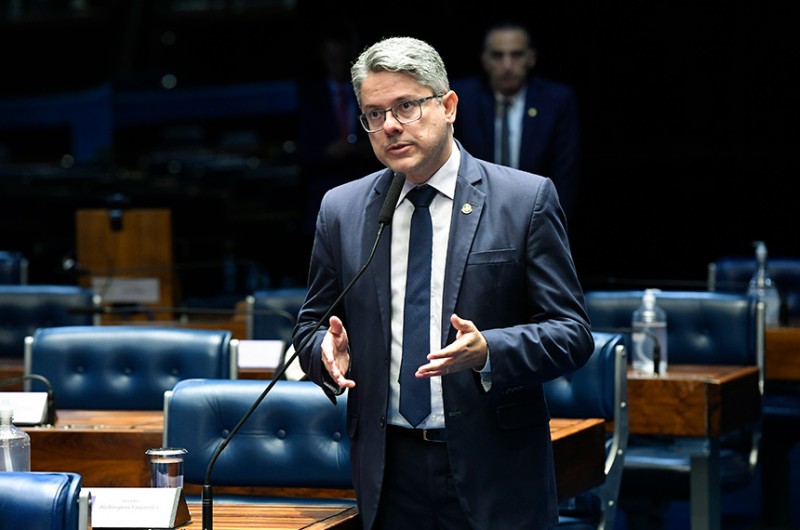 O senador Alessandro Vieira está colhendo assinaturas para apresentar a PEC - Jefferson Rudy/Agência Senado