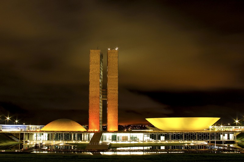 O Congresso Nacional está iluminado de laranja, de 20 a 25 de novembro