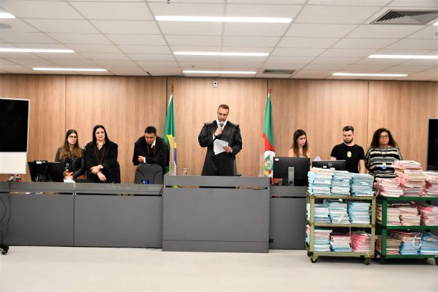 Já era madrugada de quinta-feira quando o Juiz Thomas Schons leu a sentença. Jurados condenaram um réu e inocentaram o outro Créditos: Márcio Daudt - DICOM/TJRS