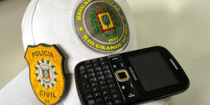 Telefone celular usado para efetuar a ligação foi apreendido | Foto: PC/ Divulgação / CP
