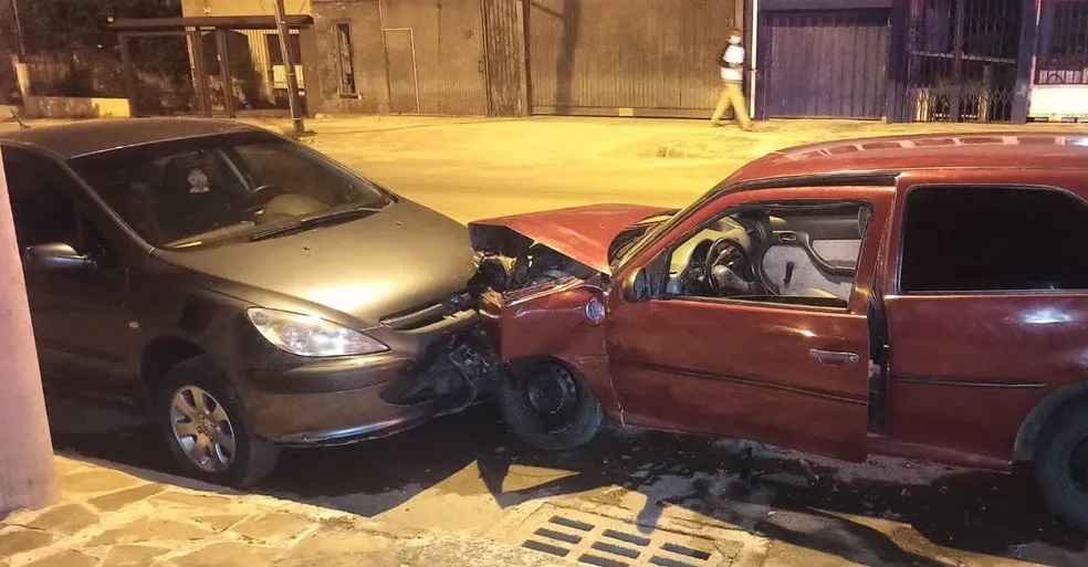Carro só parou quando bateu contra um carro — Foto: Polícia Civil/Divulgação
