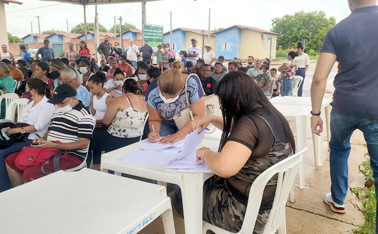 Famílias recebem chaves e documentos de posse dos imóveis - Foto: Ana Carolina Monteiro/Governo do Tocantins