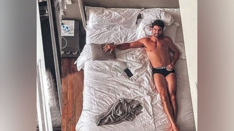 Médico Wadih Vilela, em quarto de Hotel. Foto revelou presença de ator famoso. Ator Reynaldo Gianecchini foi flagrado no mesmo quarto em que o médico Wadih Vilela Créditos: Redes sociais/Reprodução