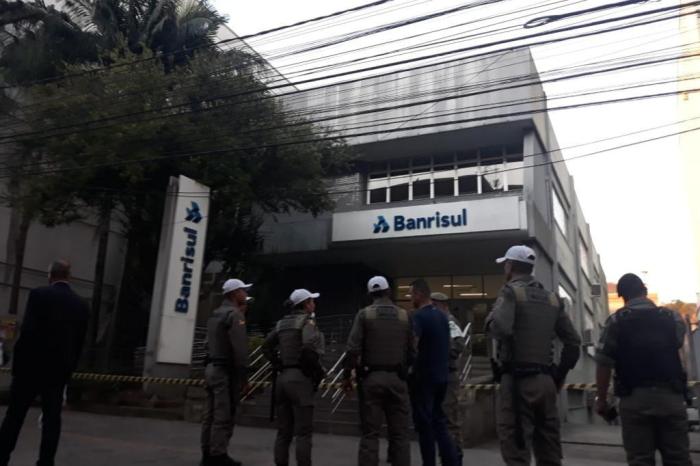 Banrisul no centro de Canoas foi atacado no fim da tarde desta segunda-feira Eduardo Paganella / Agência RBS