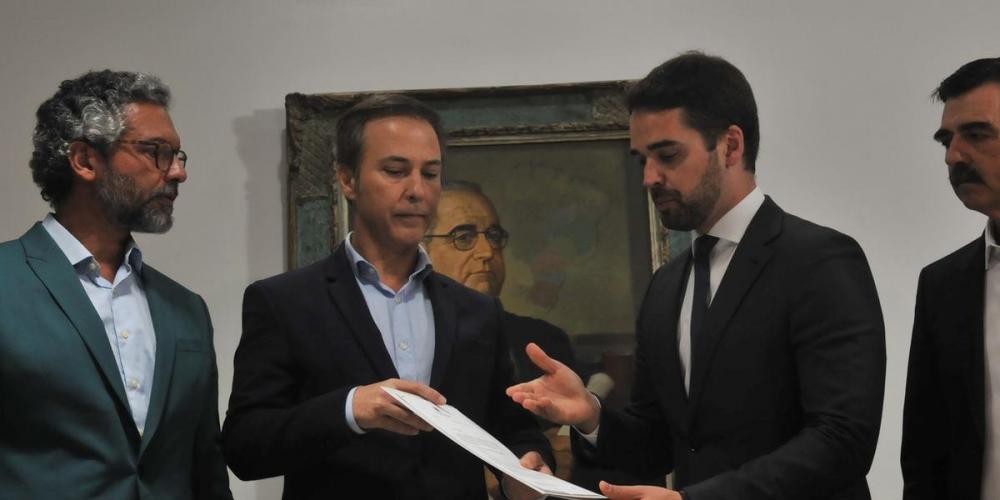 Eduardo Leite entrega o pedido de convocação ao presidente da Assembleia Legislativa, Luís Augusto Lara | Foto: Ricardo Giusti