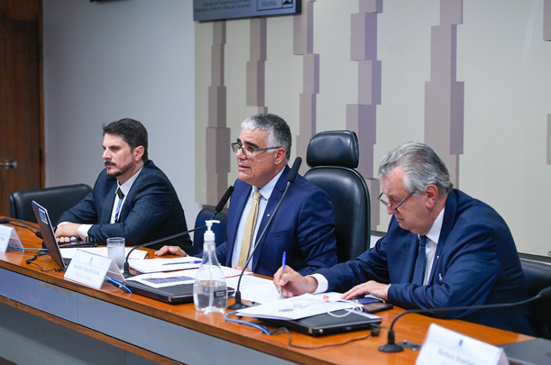 A audiência foi solicitada por Eduardo Girão (ao centro, entre Marcos do Val e Luis Carlos Heinze) - Edilson Rodrigues/Agência Senado