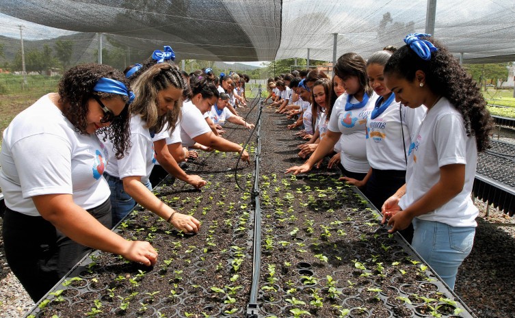 Participantes do Mulheres das Águas plantam sementes de espécies do Cerrado no viveiro do Crad de Natividade - Foto: Marcel de Paula/Governo do Tocantins
