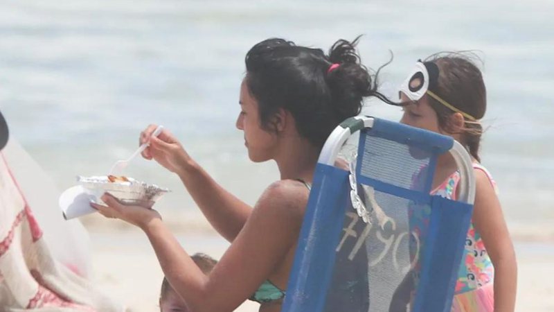 Gente como a gente! Yanna Lavigne vai à praia e divide marmita de R$ 10 com as filhas - AgNews