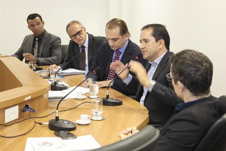 Secretário faz avaliação da Educação em audiência na Assembleia - Foto por: Marcos Lopes/ALMT