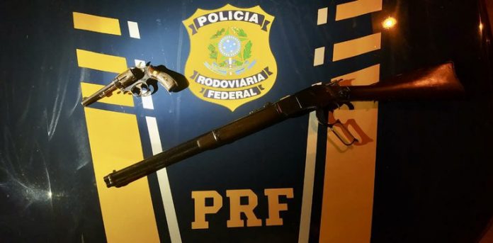 Homem foi preso em flagrante após admitir estar transportando o armamento sem autorização. Foto: PRF / Reprodução