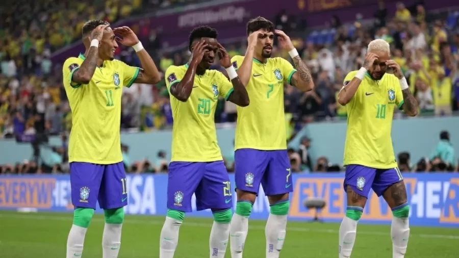 Jogadores do Brasil fazem dancinha após gol de Vini Jr. sobre a Coreia do Sul Imagem: Michael Steele/Getty Images
