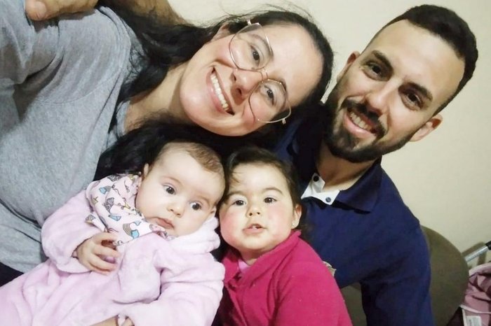 Jonatan Santos de Medeiros, a esposa Vitória Silva e as duas filhas Olívia e Elenna Arquivo Pessoal / Arquivo Pessoal