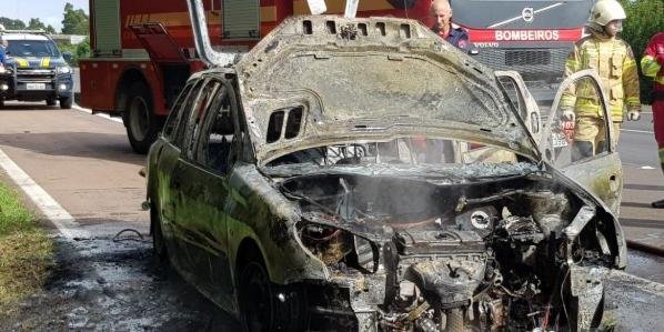Carro sofreu uma pane elétrica | Foto: PRF / Divulgação / CP