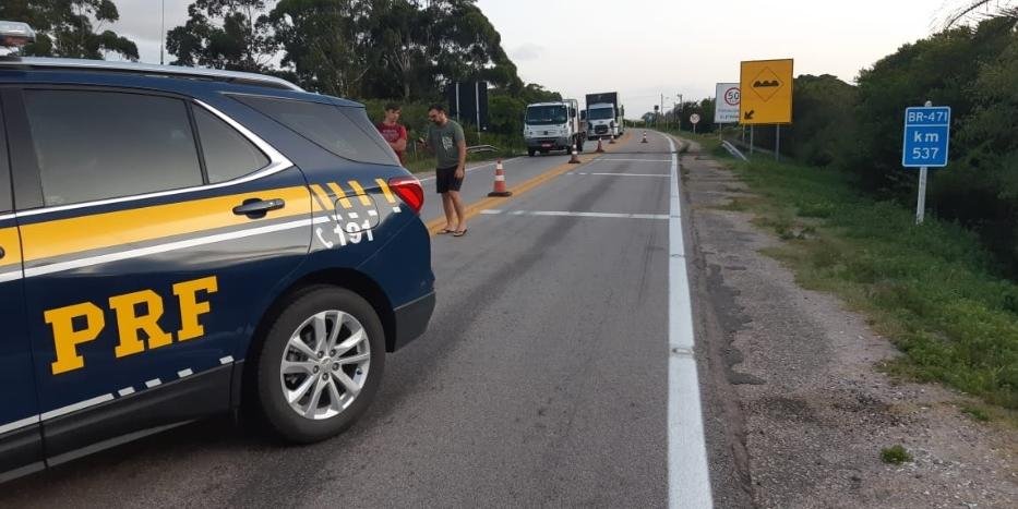 Trecho no km 537 foi totalmente bloqueado após asfalto ceder em dispositivo de drenagem | Foto: Polícia Rodoviária Federal / Divulgação / CP