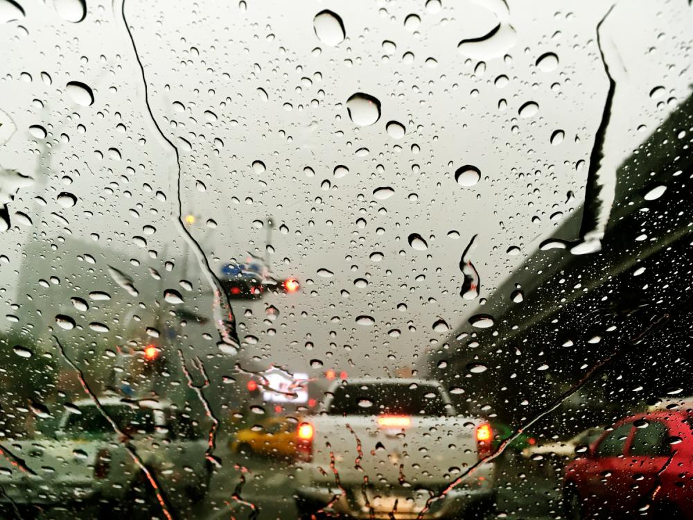 Dirigir em períodos de chuva requer atenção redobrada Freepik
