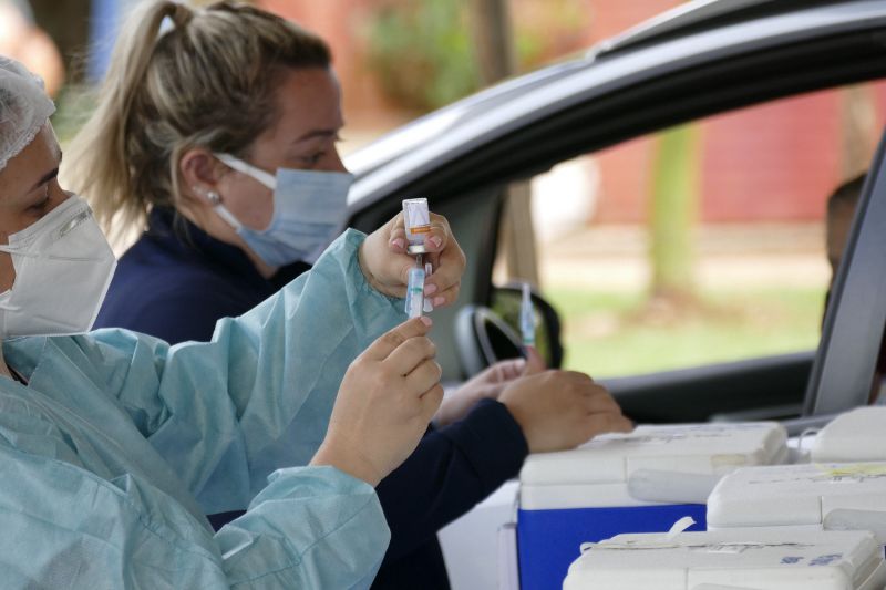 Vacinação contra a covid-19 em drive-thru montado em Brasília - (Foto: Roque de Sá/Agência Senado - 23.03.2021)
