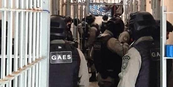 Grupo de Ações Especiais (GAES) retirou os detentos para o pátio antes da varredura nas celas | Foto: Susepe / CP