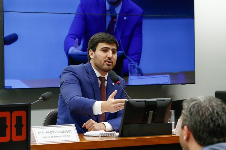Emanuel Pinheiro Neto, relator da proposta, leu seu parecer nesta quarta-feira - (Foto: Elaine Menke/Câmara do Deputados)