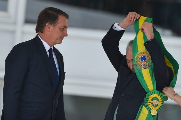 O presidente Jair Bolsonaro recebe a Faixa Presidencial de Michel Temer, no Palácio do Planalto.