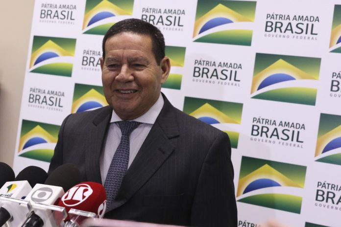 Mourão assina decreto para contratar militares no serviço público