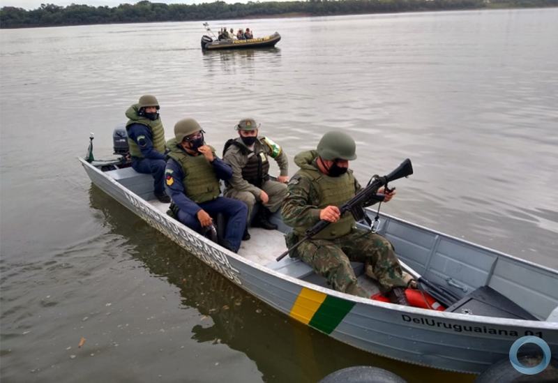 Embarcações da Marinha do Brasil e Polícia Federal operando no rio Uruguai. Na primeira embarcação membros da MArinha, Corpo de Fuzileiros e PATRAM- Brigada Militar /RS