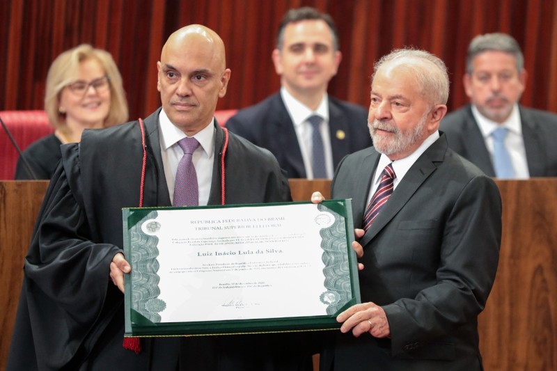 O presidente do Tribunal Superior Eleitoral, Alexandre de Moraes, entrega diploma para o presidente eleito - Alejandro Zambrana/Secom/TSE