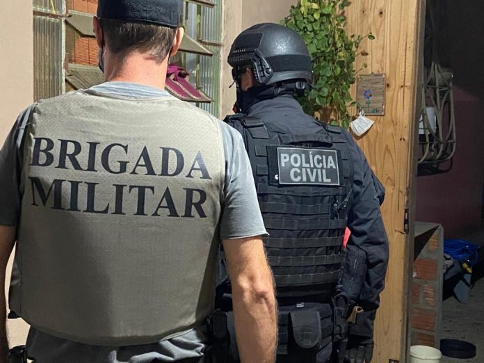 Além dos envolvidos com os ataques, agentes prenderam uma mulher em flagrante por porte ilegal de armas de fogo. Foto: Polícia Civil/Divulgação
