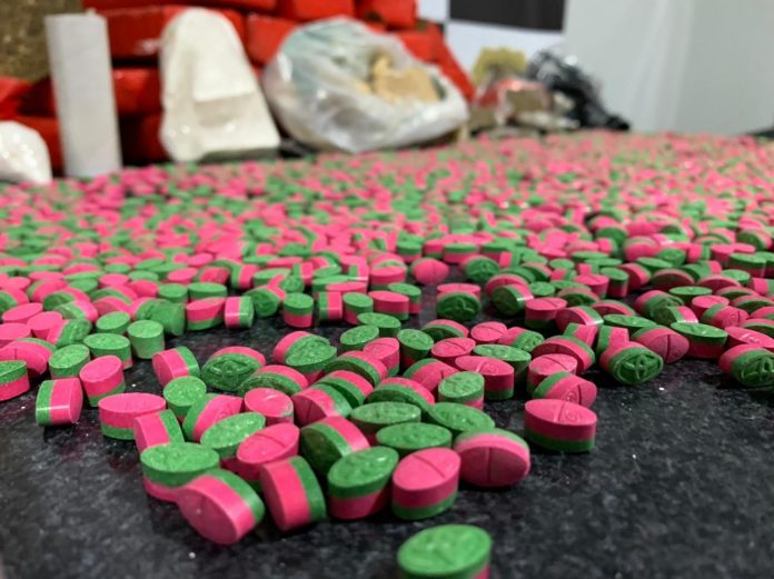 Mais de dois mil comprimidos de ecstasy foram encontrados em depósito. Foto: Polícia Civil do Rio Grande do Sul/Divulgação