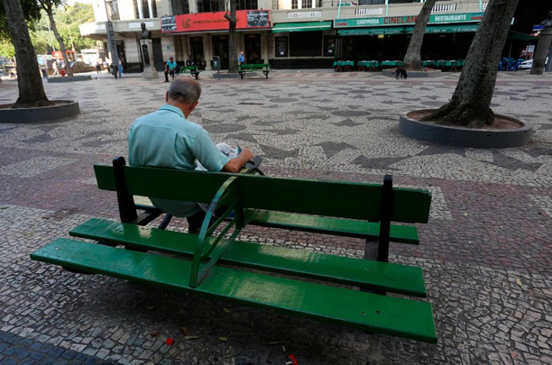 Arco que divide um banco de praça impede que seja usado para deitar - Projeto Colabora