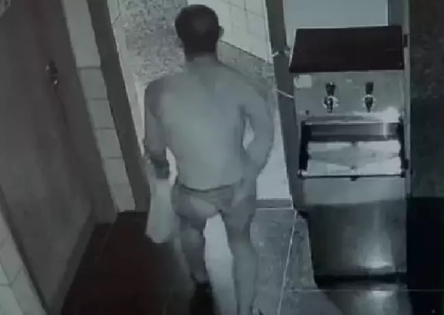 Imagens de câmera de segurança do colégio flagraram o momento que homem sai de um banheiro.