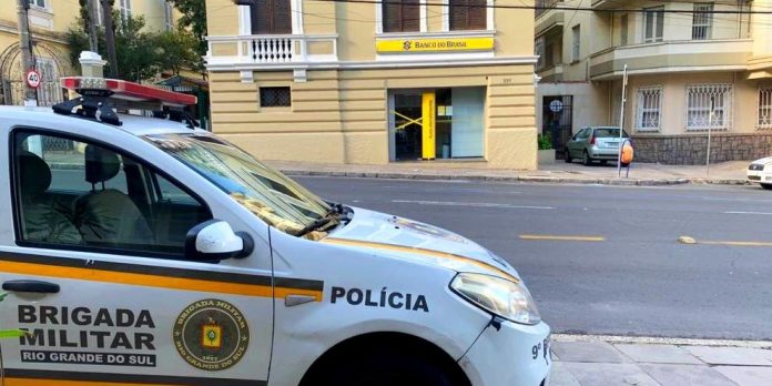 Policiais militares do 9º BPM estiveram também no local | Foto: Alina Souza / CP