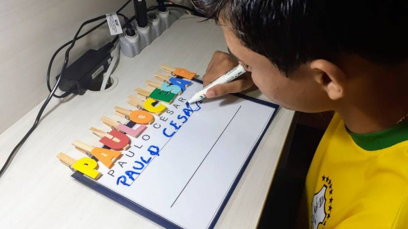 Aluno da EEE Luz do Saber trabalha com seu material personalizado - Foto por: Divulgação