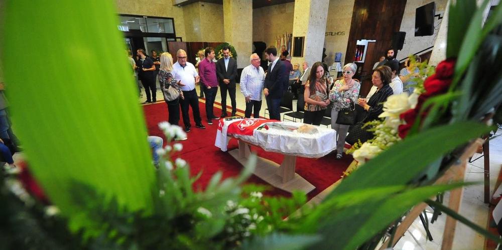 Familiares e amigos se despedem de Ibsen Pinheiro, na Assembleia | Foto: Fabiano do Amaral