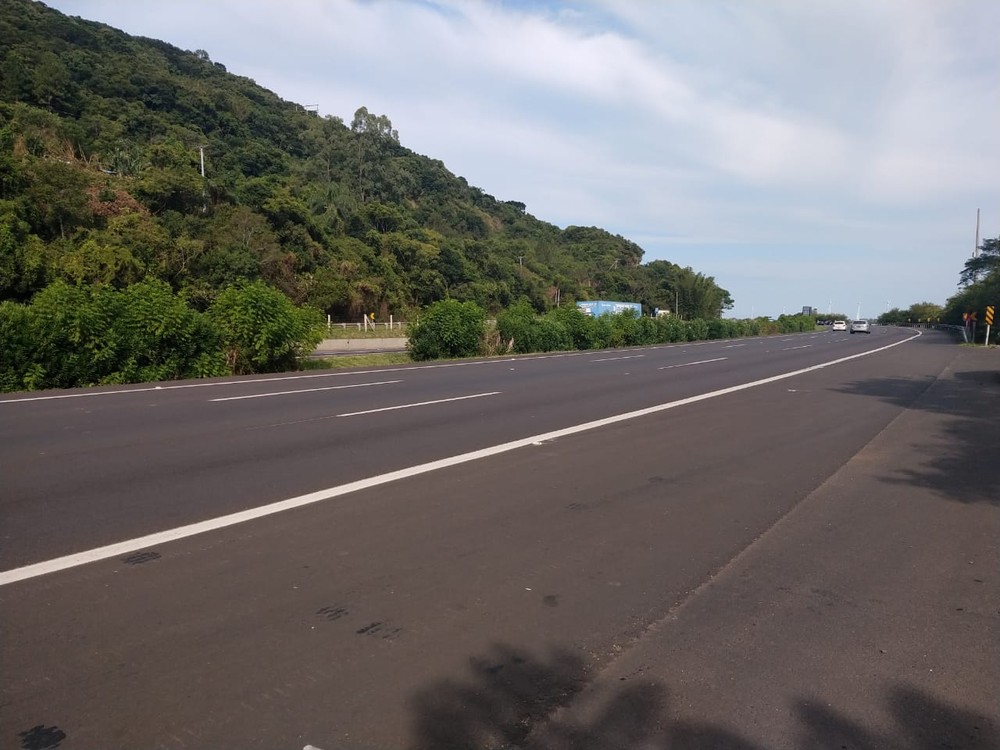 Acidente aconteceu na freeway, em direção ao litoral. — Foto: Roberta Mércio / RBS TV