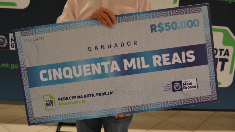Cheque simbólico de R$ 50 mil do Nota MT - Foto por: Assessoria Sefaz-MT