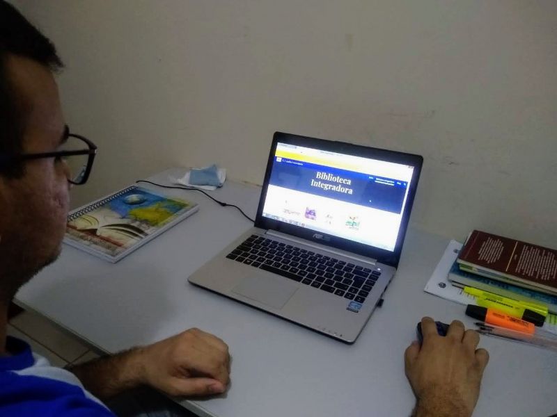 O coordenador Davi de Lima mostrando a biblioteca digital - Foto por: Divulgação