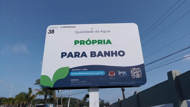Placas indicam balneabilidade da praia