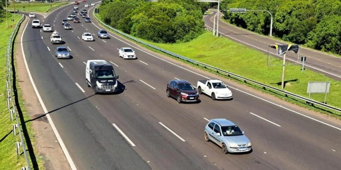 Na Freeway, no sentido litoral, o fluxo de automóveis se acentuou a partir das 15h | Foto: Ricardo Giusti