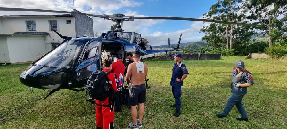 Professor é levado de helicóptero ao hospital após ser esfaqueado por aluno em SC — Foto: SAER/SARASUL