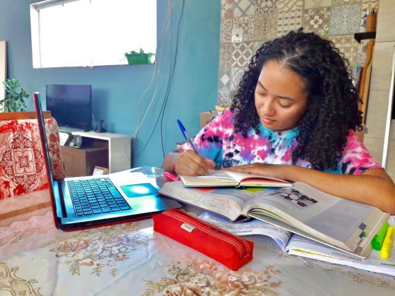 Jéssica Ferraz, estudando com o notebook que ela comprou com a bolsa de pesquisa científica remunerada pela UMC - (Foto: Arquivo pessoal)