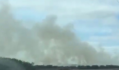 Incêndio ocorre na divisa entre Canoas e Nova Santa Rita. Foto: Redes sociais / Reprodução