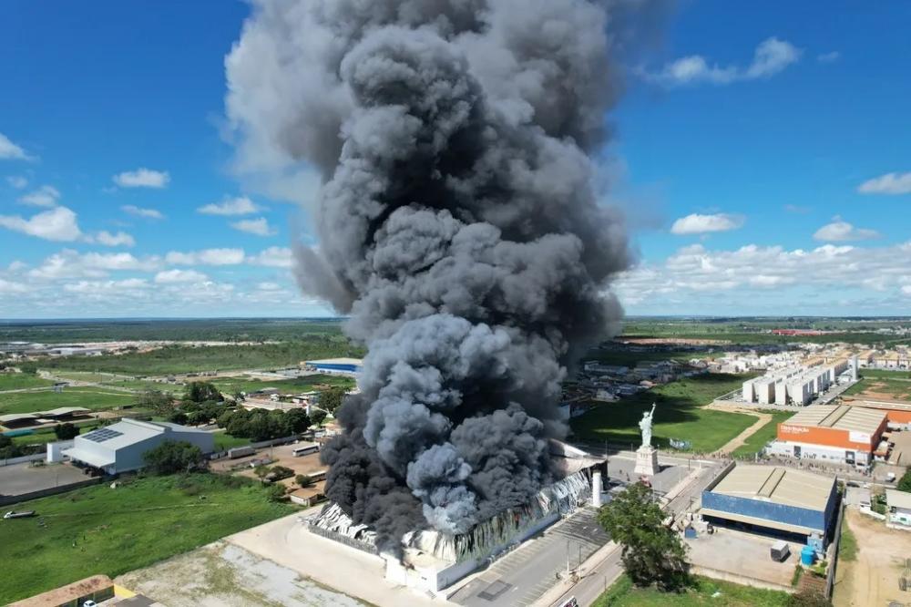 Incêndio destrói loja da Havan em Vitória da Conquista, na Bahia — Foto: Paulo Silveira