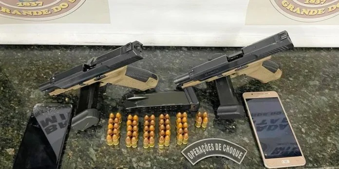 Houve apreensão de duas pistolas com três carregadores e 54 munições | Foto: BM / Divulgação / CP