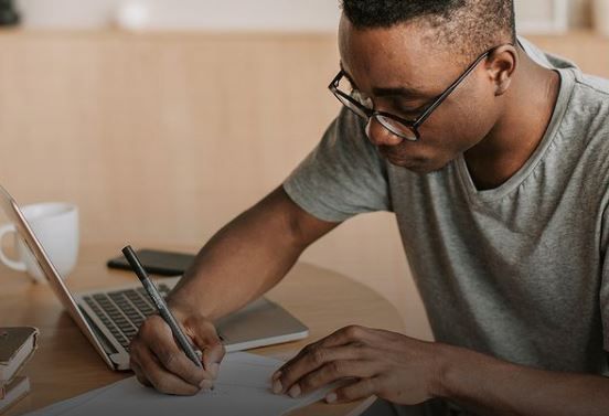 Estudantes podem usar a nota do Enem para conseguir bolsa de estudos - (Foto: Reprodução/Instagram fundacaoestudar)