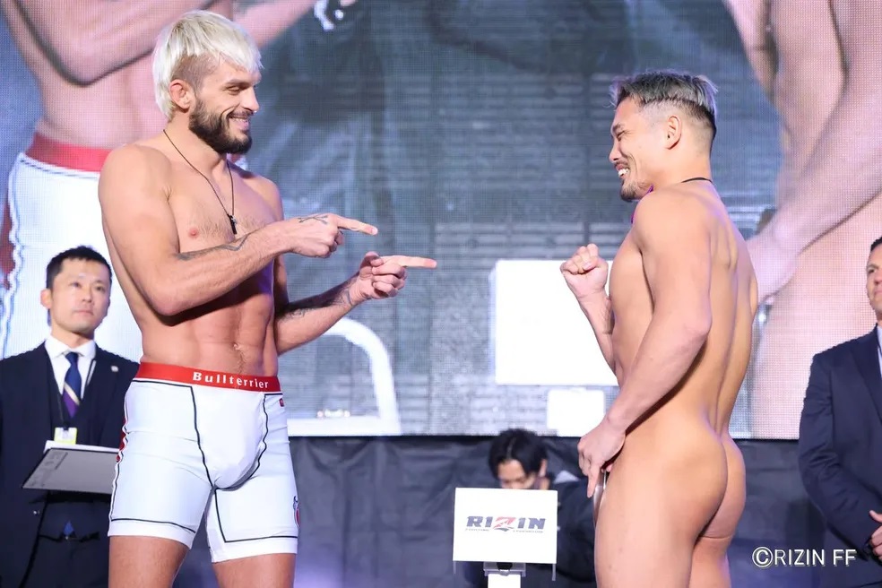 Tyson Nobumitsu fez encarada sem roupa com Johnny Case — Foto: Divulgação