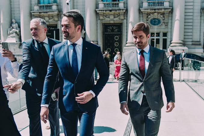 Eduardo Leite chega com o namorado Thalis Bolzan à cerimônia de posse como governador reeleito — Foto: Itamar Aguiar/Palácio Piratini e Rodrigo Ziebell/Palácio Piratini
