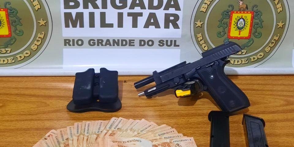 Houve a apreensão de uma pistola calibre 9 milímetros e R$ 3.194,00 em dinheiro. Foto: BM/Divulgação