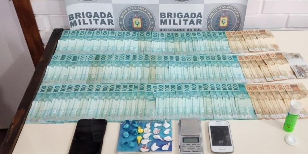 Além dos valores, os policiais militares recolheram cocaína. Foto: BM/Divulgação