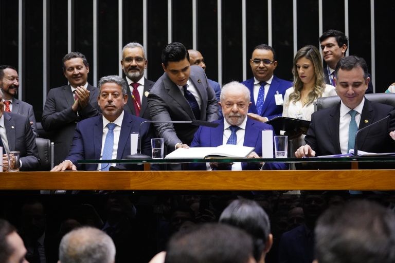 Lula tome posse ao lado de Arthur Lira (E) e Rodrigo Pacheco - (Foto: Pablo Valadares/Câmara dos Deputados)