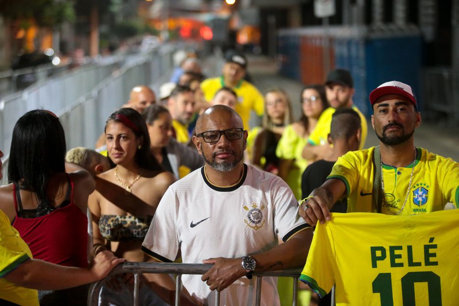 Movimentação de torcedores na fila nesta segunda-feira, 02, no Estádio Urbano Caldeira, a Vila Belmiro, em Santos, no litoral sul de São Paulo, onde ocorrerá o velório de Pelé. Foto: Felipe Rau/Estadão 